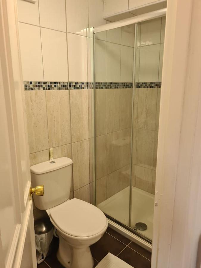 Close To Tower Bridge - 4 Bedroom House - 3 Bathrooms - Free Parking 3 Cars - Sleep 9 Сasa de vacaciones Londres