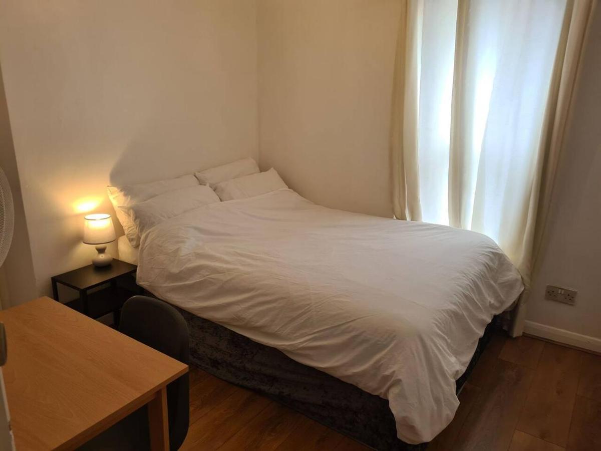 Close To Tower Bridge - 4 Bedroom House - 3 Bathrooms - Free Parking 3 Cars - Sleep 9 Сasa de vacaciones