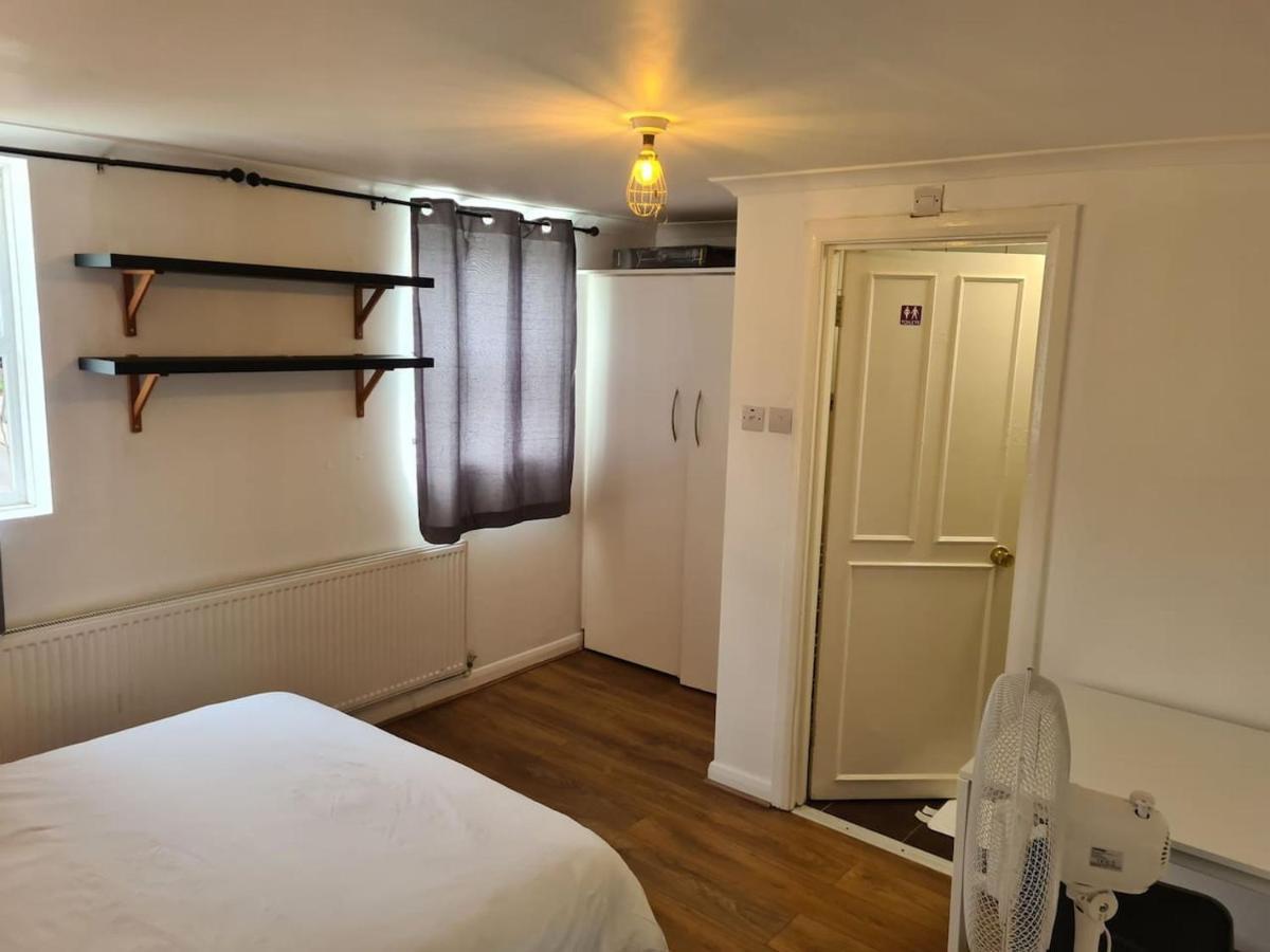 Close To Tower Bridge - 4 Bedroom House - 3 Bathrooms - Free Parking 3 Cars - Sleep 9 Сasa de vacaciones *