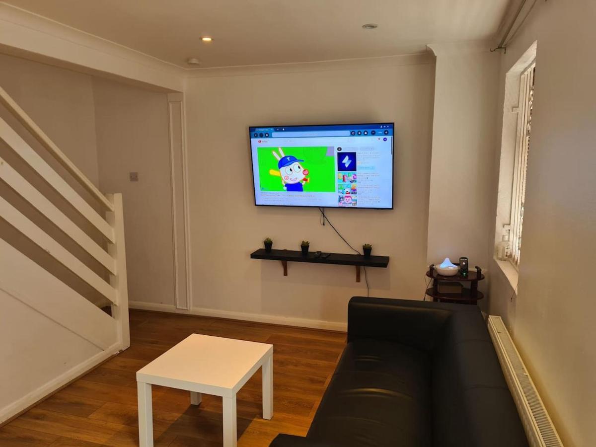 Close To Tower Bridge - 4 Bedroom House - 3 Bathrooms - Free Parking 3 Cars - Sleep 9 * Londres
