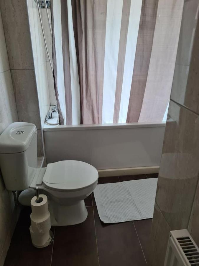 Close To Tower Bridge - 4 Bedroom House - 3 Bathrooms - Free Parking 3 Cars - Sleep 9 Сasa de vacaciones *