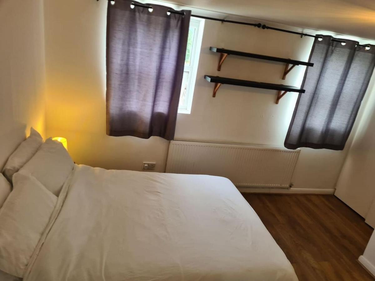Close To Tower Bridge - 4 Bedroom House - 3 Bathrooms - Free Parking 3 Cars - Sleep 9 * Londres