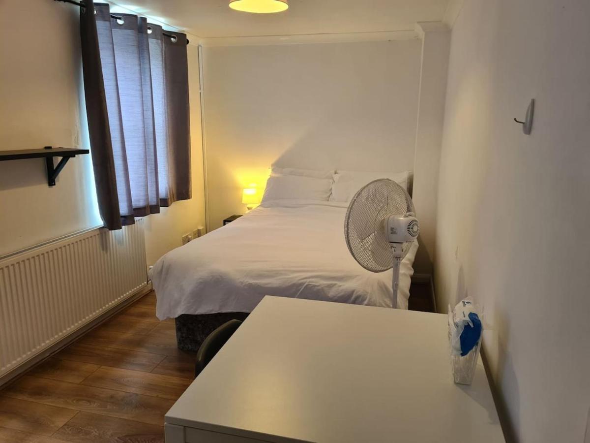 Close To Tower Bridge - 4 Bedroom House - 3 Bathrooms - Free Parking 3 Cars - Sleep 9 Сasa de vacaciones *