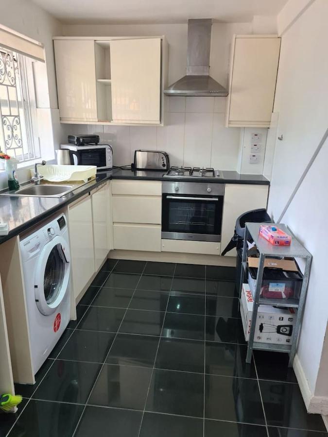 Close To Tower Bridge - 4 Bedroom House - 3 Bathrooms - Free Parking 3 Cars - Sleep 9 Сasa de vacaciones Londres