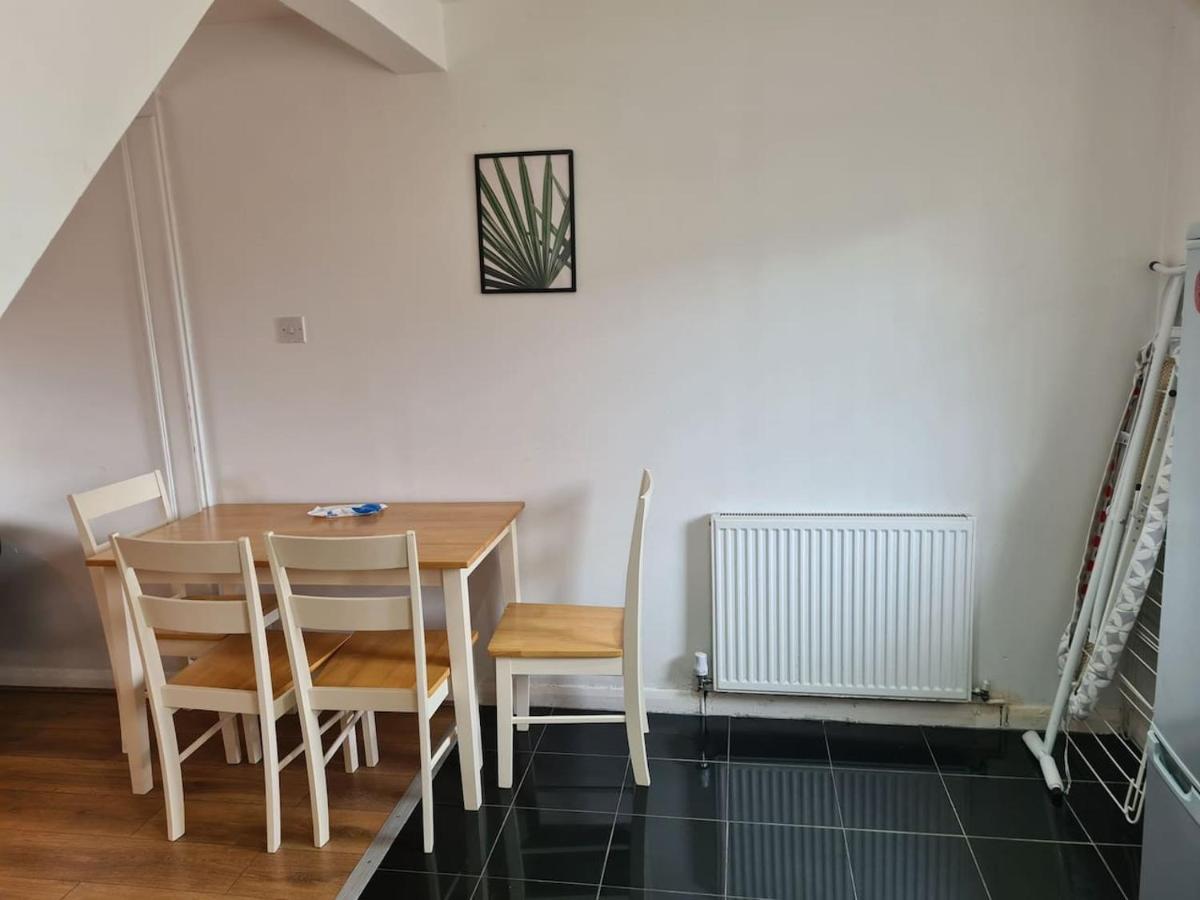 Close To Tower Bridge - 4 Bedroom House - 3 Bathrooms - Free Parking 3 Cars - Sleep 9 * Londres