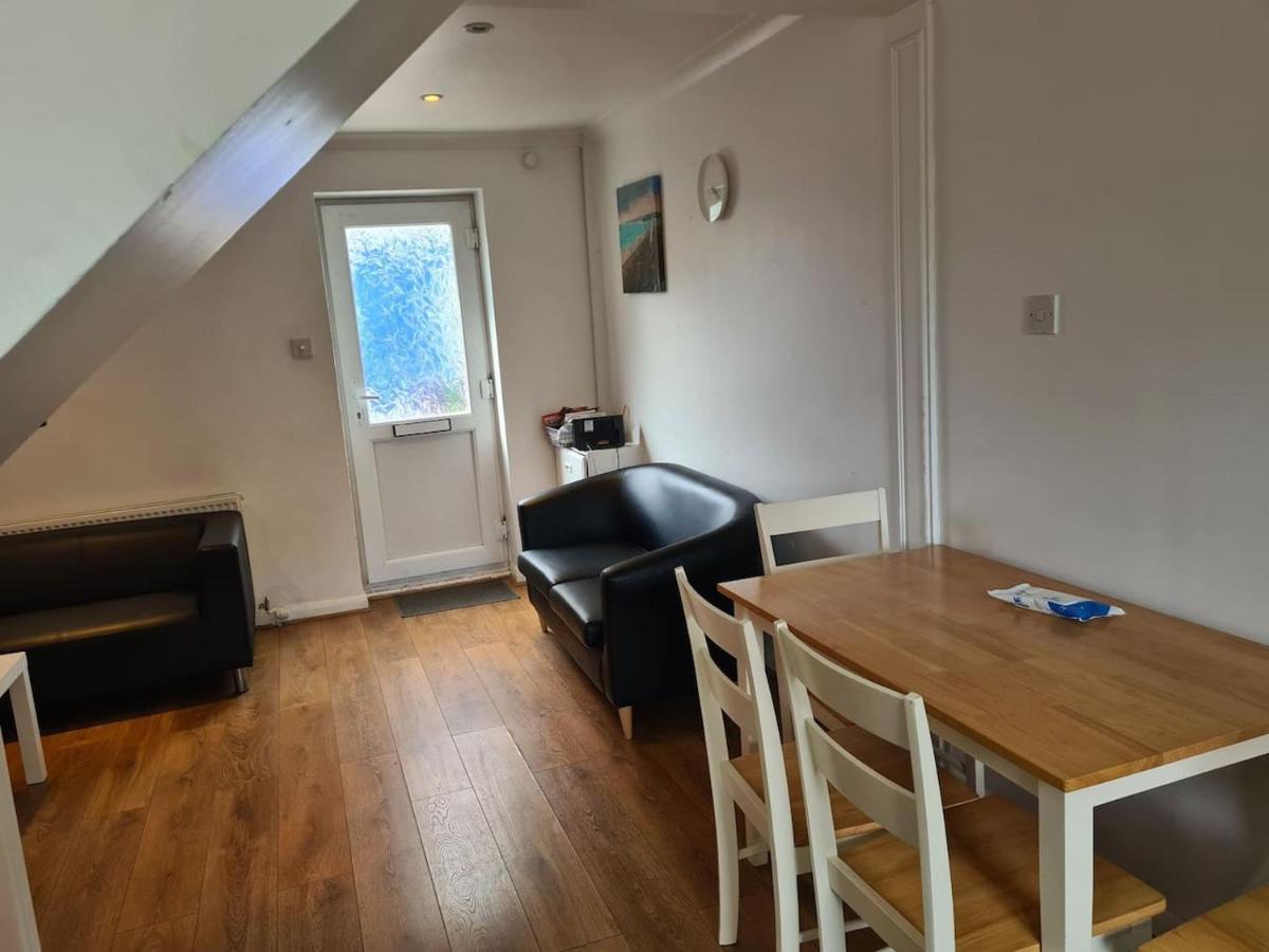 Close To Tower Bridge - 4 Bedroom House - 3 Bathrooms - Free Parking 3 Cars - Sleep 9 Сasa de vacaciones Londres