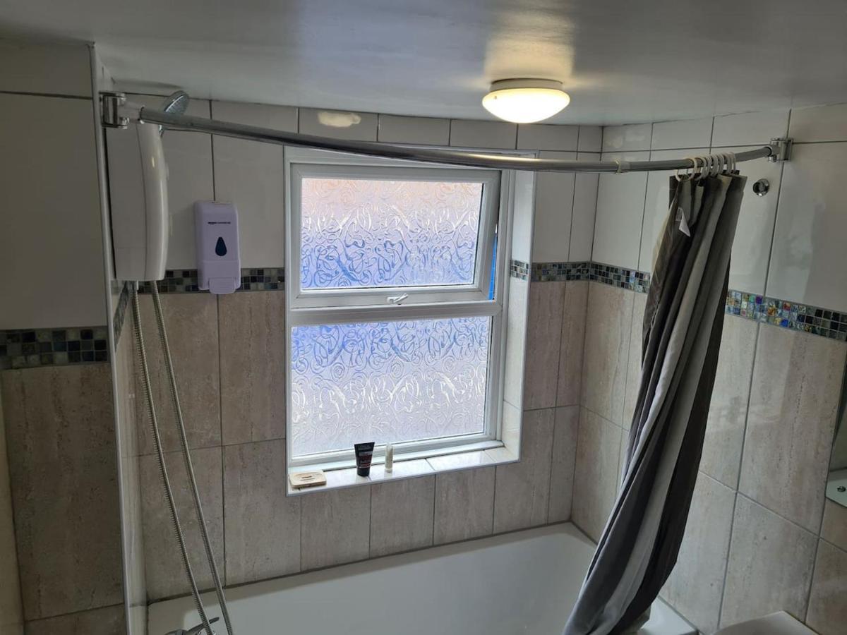 Close To Tower Bridge - 4 Bedroom House - 3 Bathrooms - Free Parking 3 Cars - Sleep 9 Londres