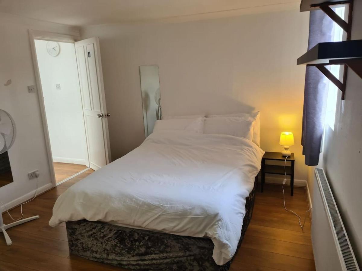 Close To Tower Bridge - 4 Bedroom House - 3 Bathrooms - Free Parking 3 Cars - Sleep 9 *