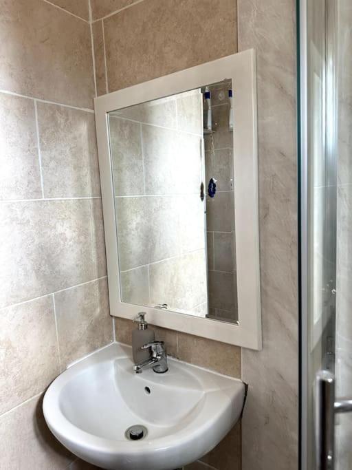 Apartment Stunning 2-bed Near London. *