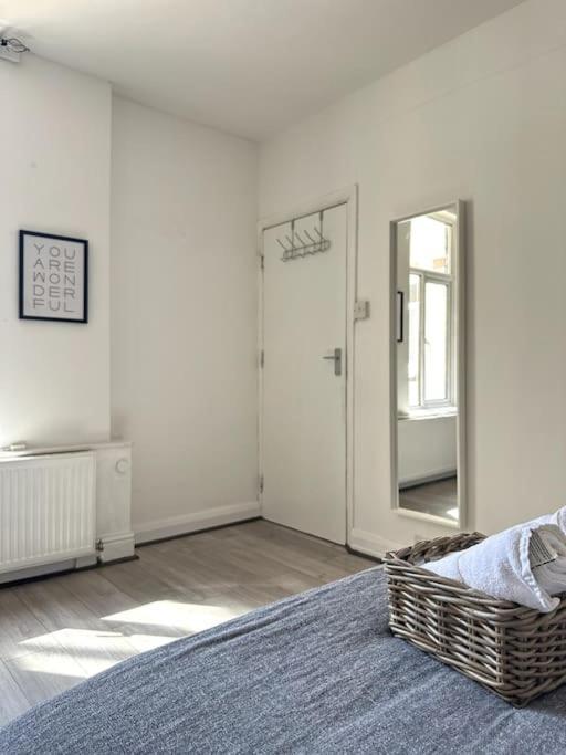Stunning 2-bed Near London. Apartment *