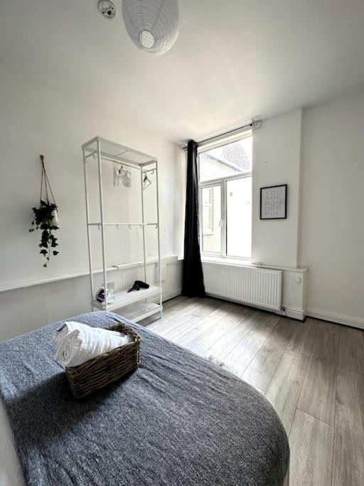 Stunning 2-bed Near London. *