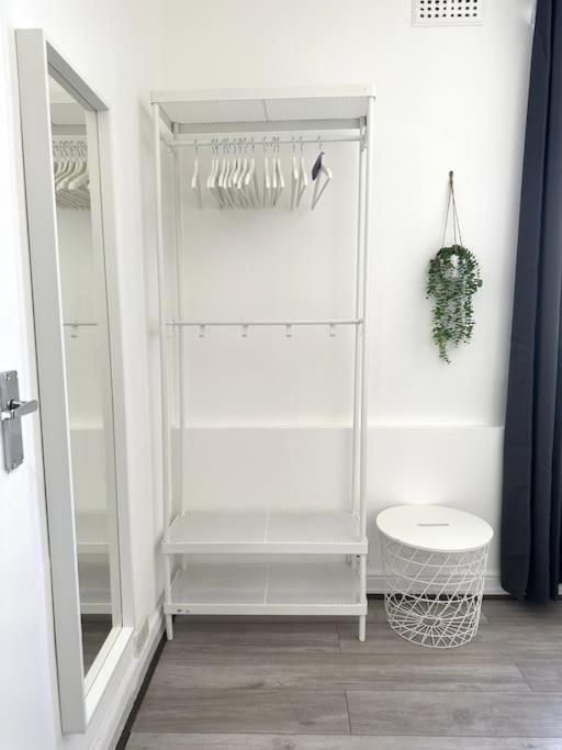 Stunning 2-bed Near London. Apartment *