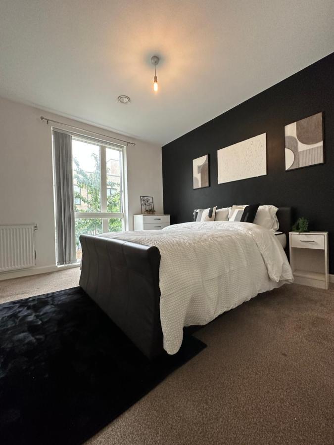 Deluxe Spacious Near Bridge! London