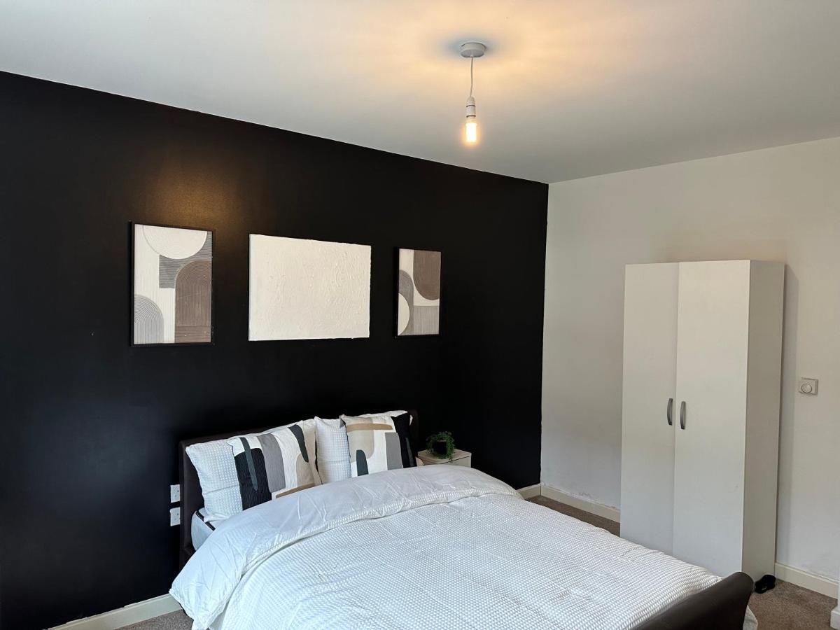 Deluxe Spacious Near Bridge! London