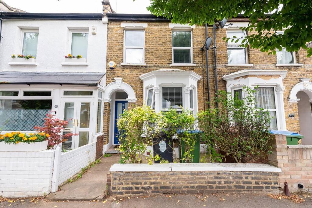 Stylist And Cosy 3 Bed House Leytonstone Sleeps 7