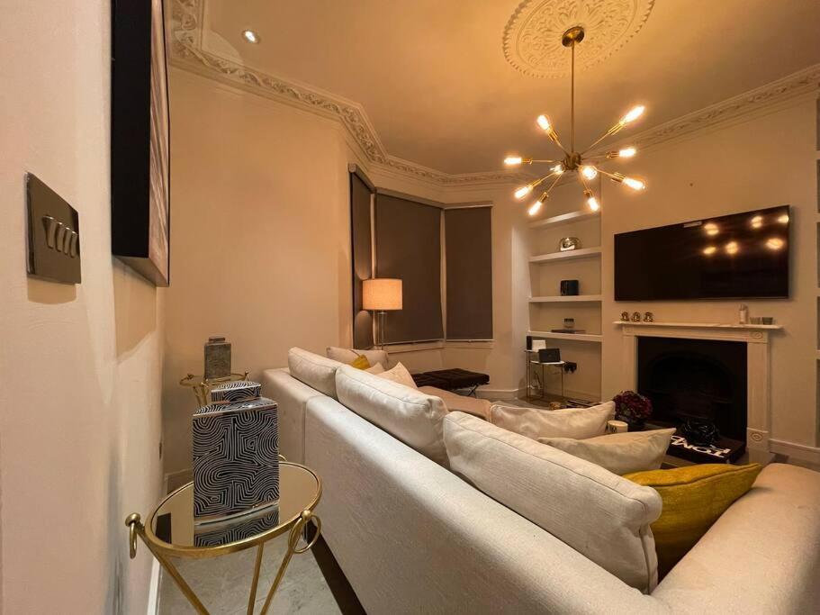 Quintessential Town House Close To Londres