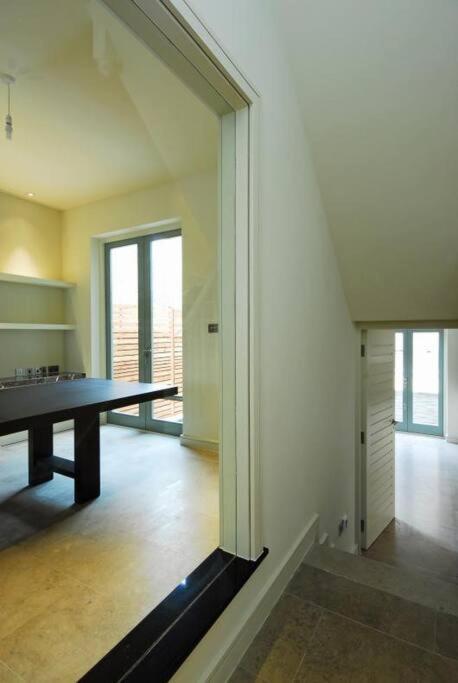 Quintessential Town House Close To Apartamento