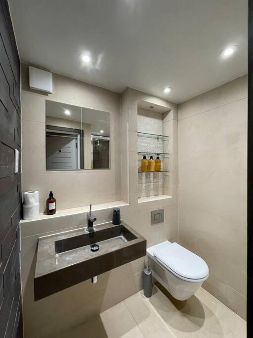 Quintessential Town House Close To Apartamento Londres