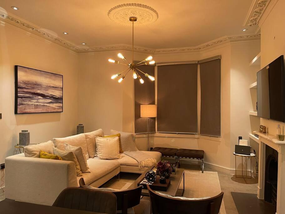 Quintessential Town House Close To Londres