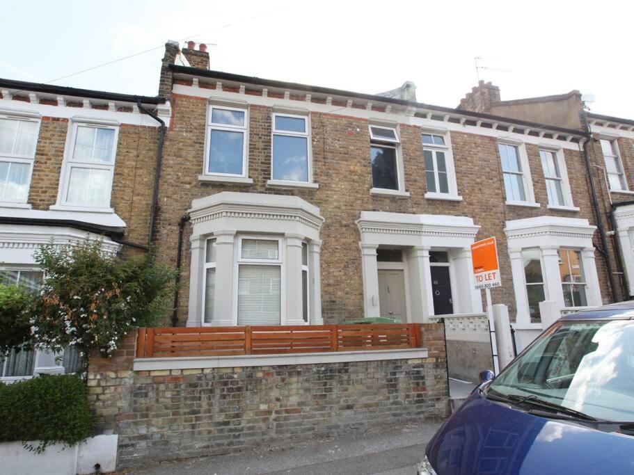 Quintessential Town House Close To Apartamento