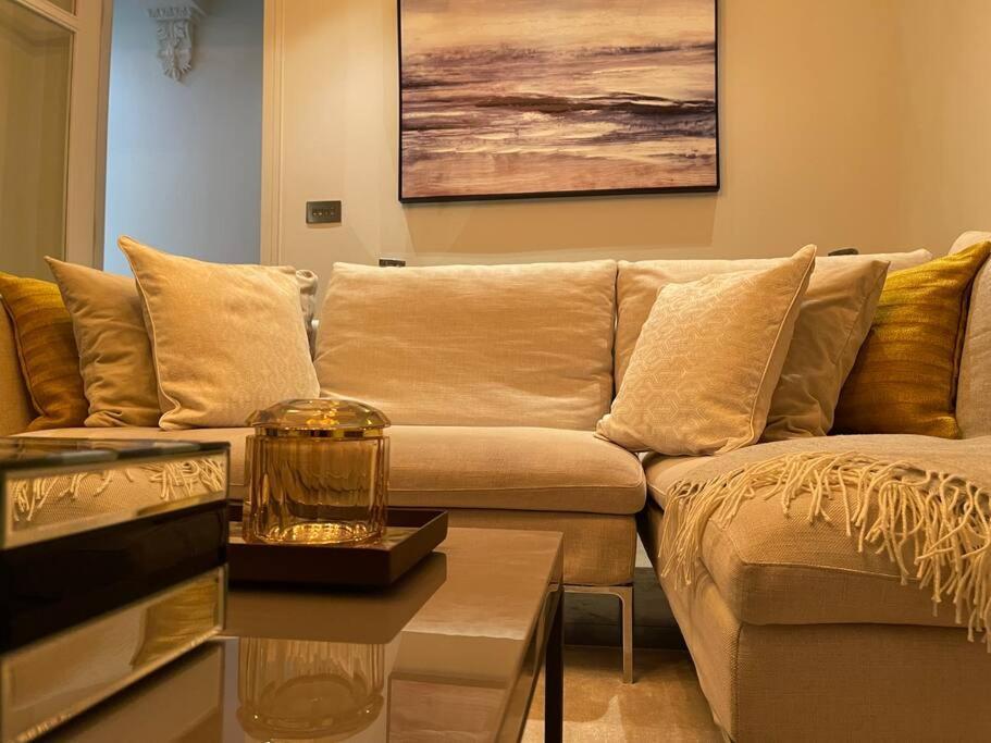 Quintessential Town House Close To Londres