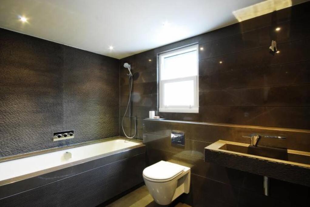 Quintessential Town House Close To Apartamento Londres