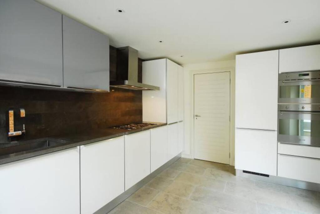 Quintessential Town House Close To Londres