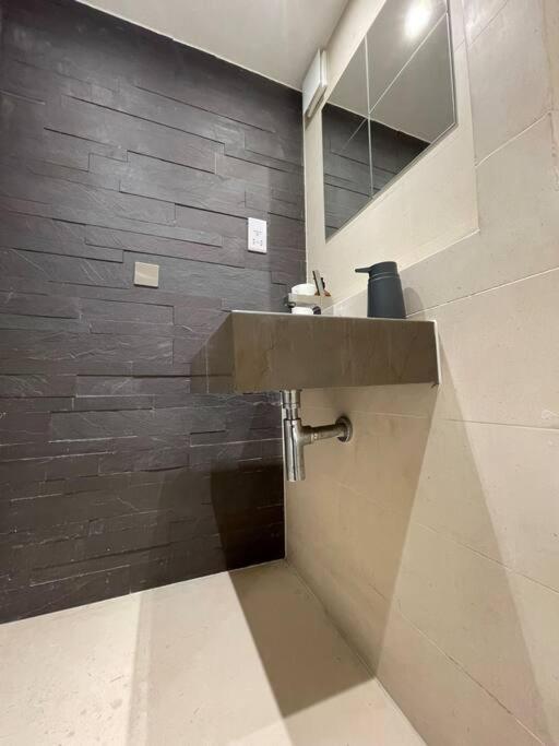 Quintessential Town House Close To Apartamento