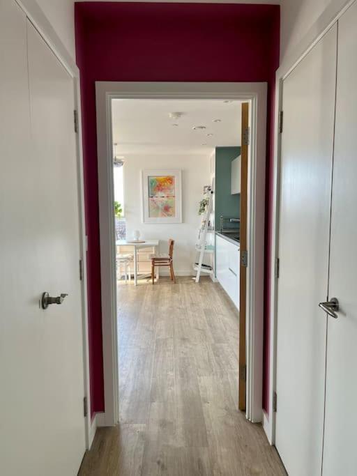 Elegant Chic Living: 1 Bed In Vibrant Area *