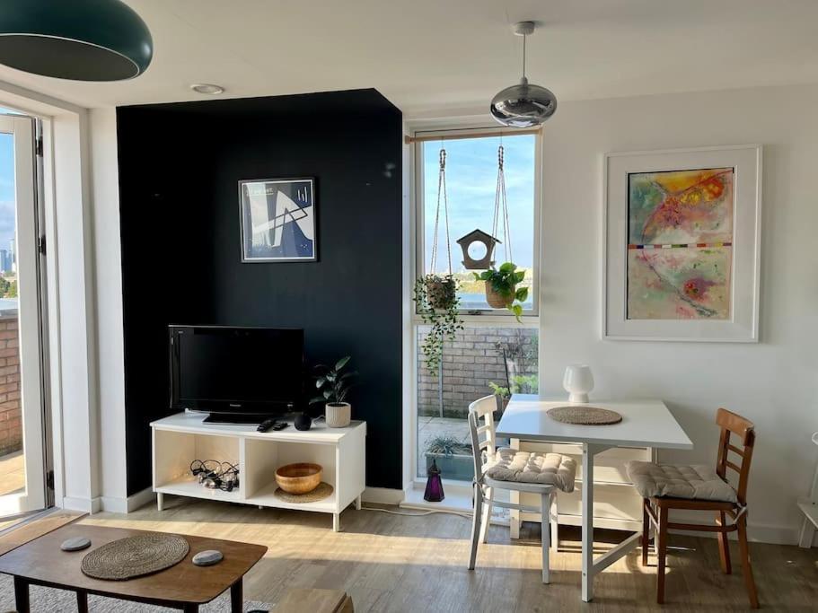 Elegant Chic Living: 1 Bed In Vibrant Area London