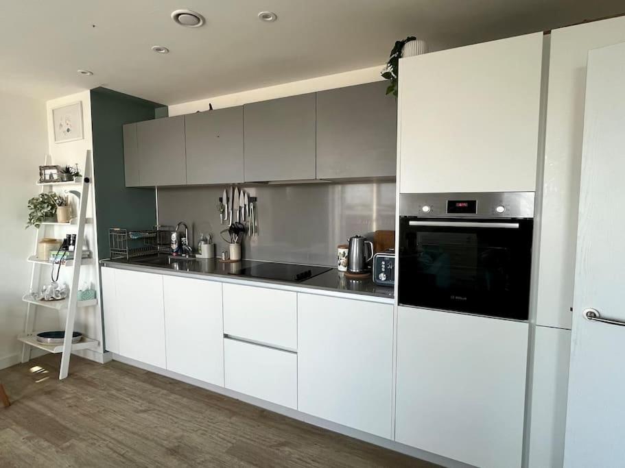 Elegant Chic Living: 1 Bed In Vibrant Area