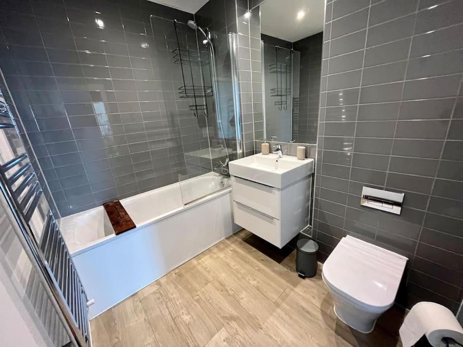 Elegant Chic Living: 1 Bed In Vibrant Area *