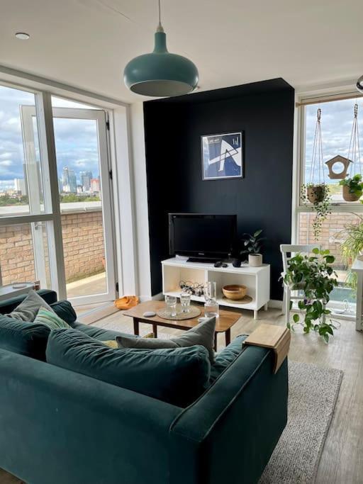 Elegant Chic Living: 1 Bed In Vibrant Area London