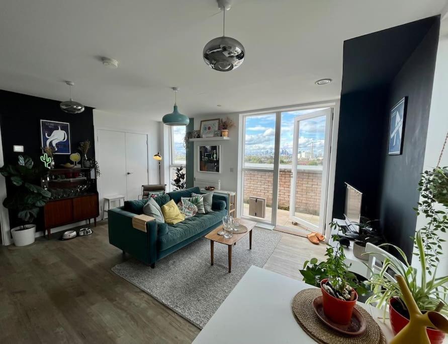 Elegant Chic Living: 1 Bed In Vibrant Area Apartment London