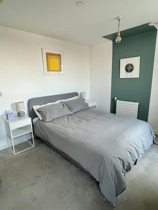 Elegant Chic Living: 1 Bed In Vibrant Area *
