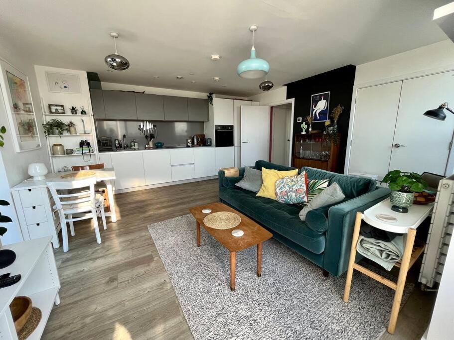 Elegant Chic Living: 1 Bed In Vibrant Area Apartment London