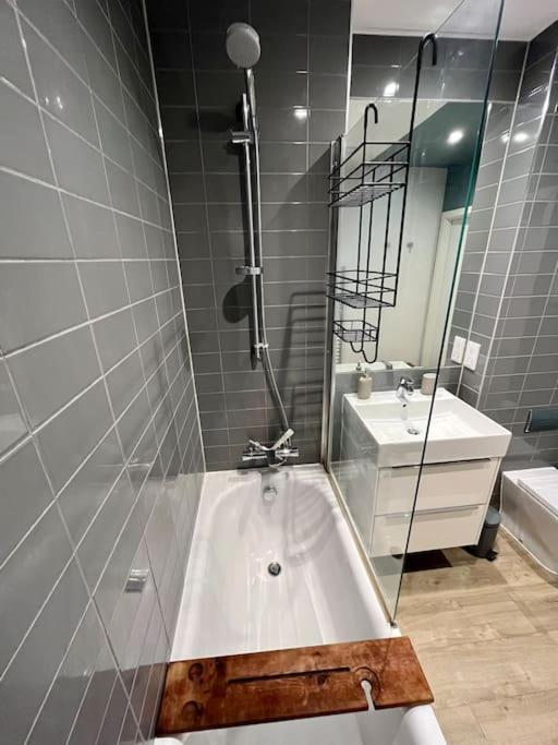 Elegant Chic Living: 1 Bed In Vibrant Area *