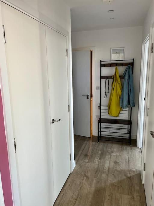 Apartment Elegant Chic Living: 1 Bed In Vibrant Area