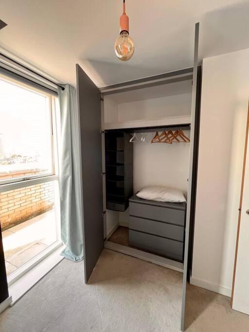 Apartment Elegant Chic Living: 1 Bed In Vibrant Area *