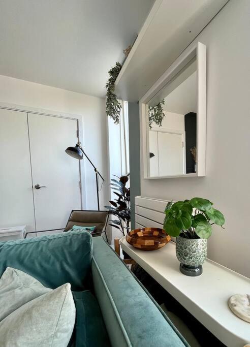 Elegant Chic Living: 1 Bed In Vibrant Area Apartment *