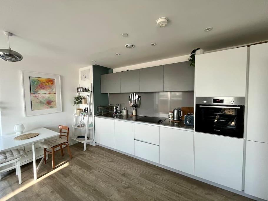 Elegant Chic Living: 1 Bed In Vibrant Area London