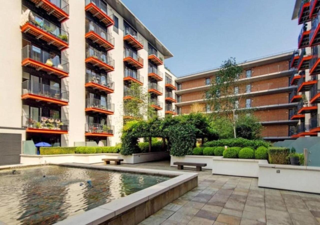 Your Riverside 2 With Private Balcony Londen