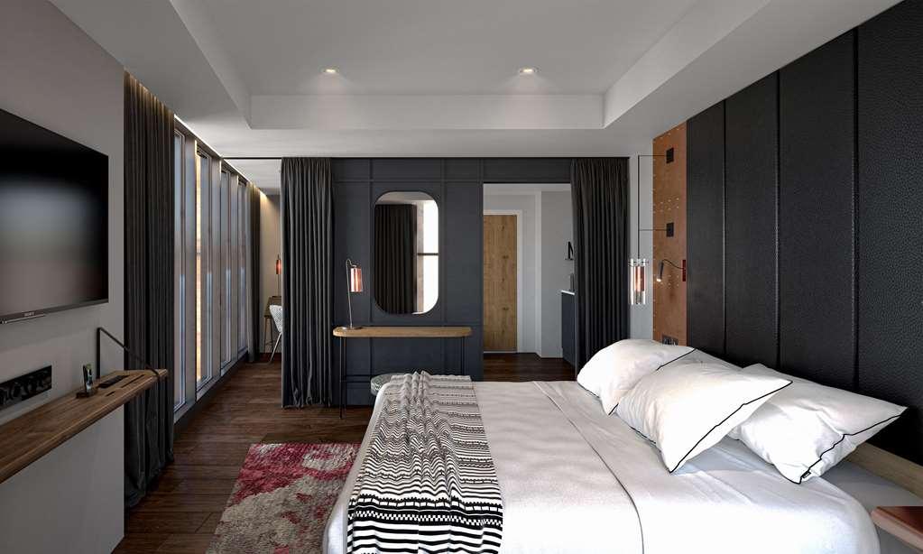The Gantry Curio Collection By Hilton Hotel 4*