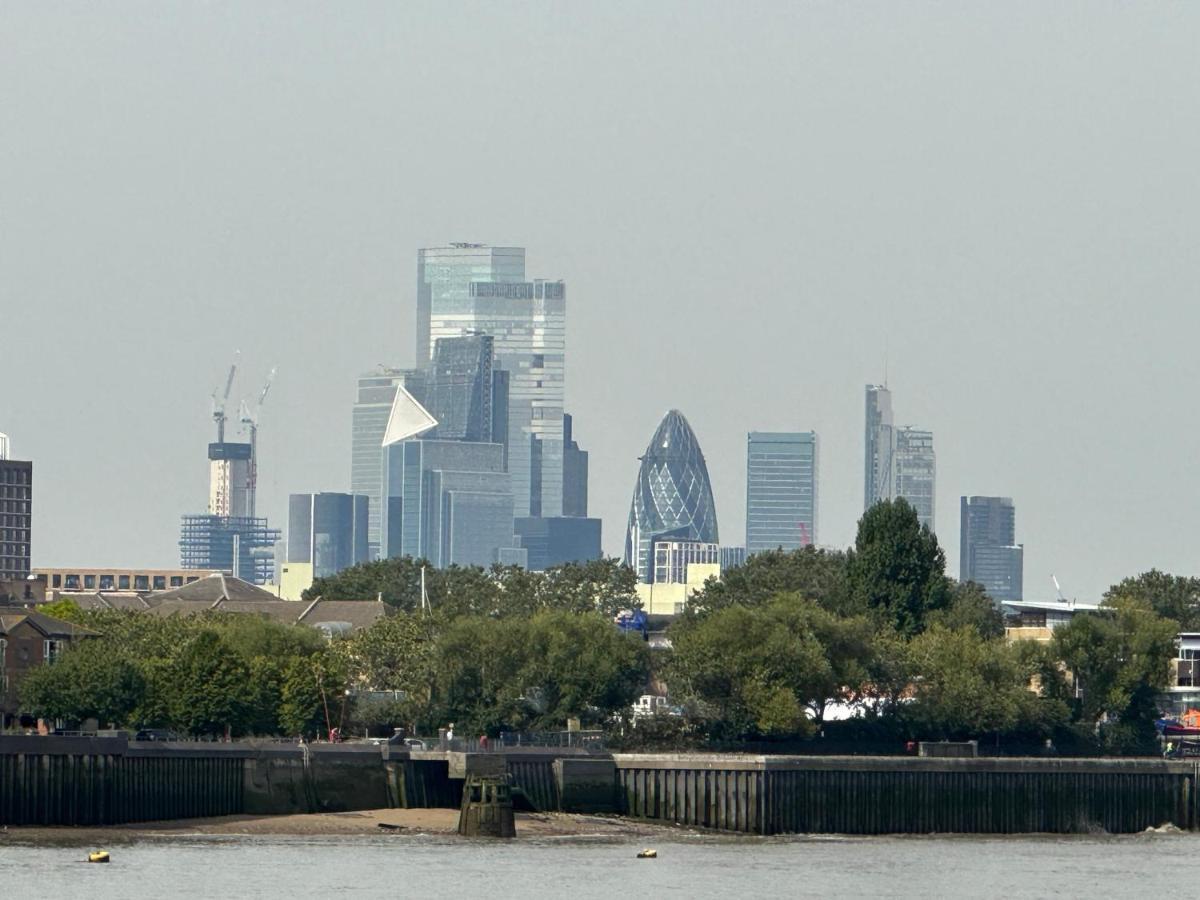 Apartment River Views From Canary Wharf London
