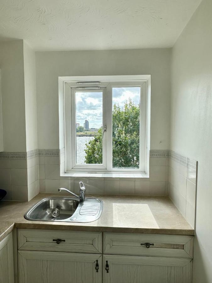 River Views From Canary Wharf Apartment London