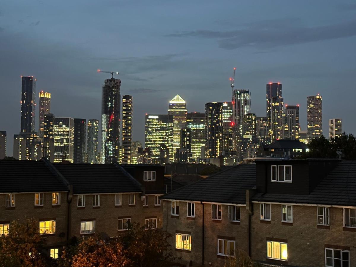 River Views From Canary Wharf Apartment London