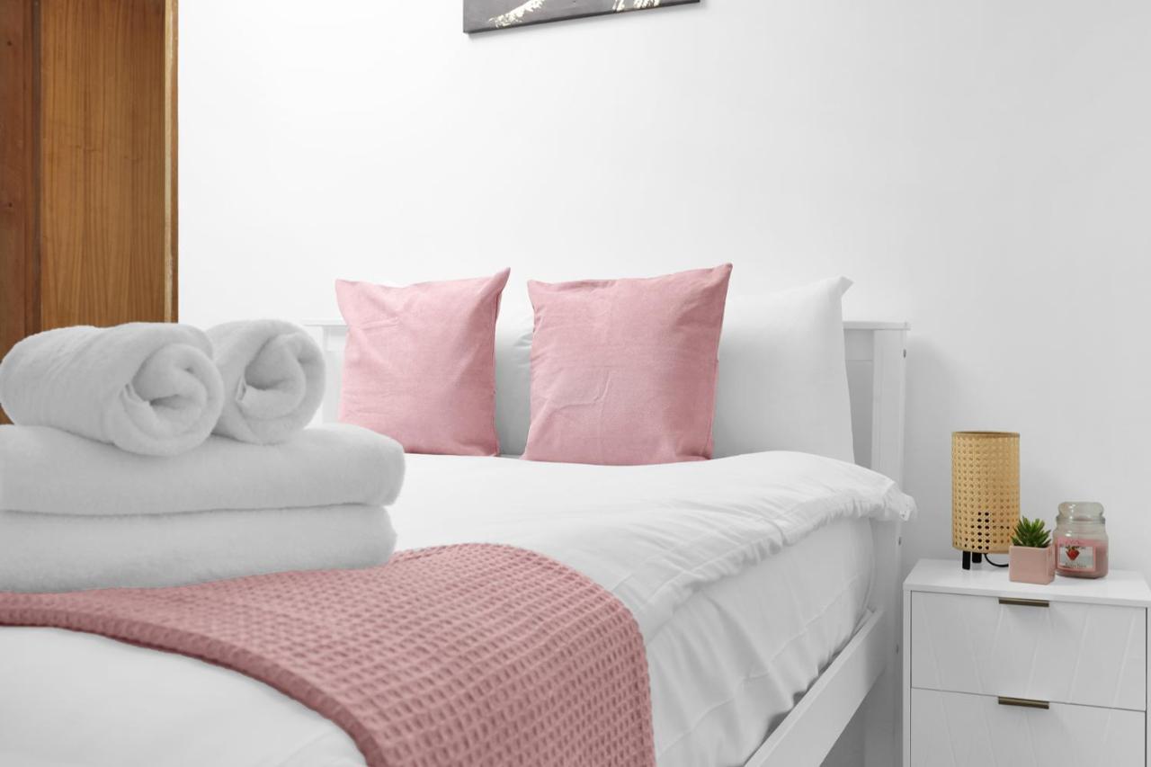 Large Industrial Style 2 Bedroom Short Term & Flexible Renting Canary Wharf With Free Wifi