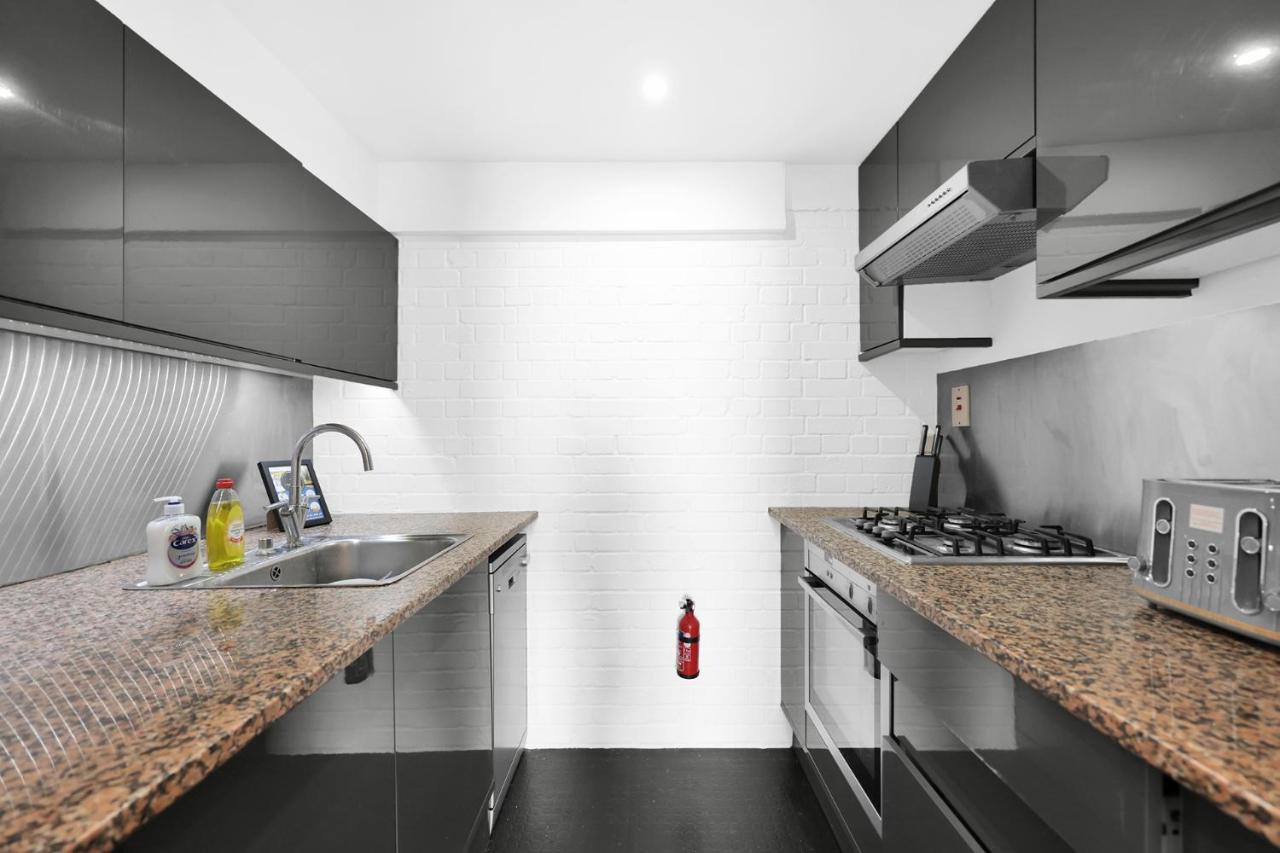 Large Industrial Style 2 Bedroom Short Term & Flexible Renting Canary Wharf With Free Wifi