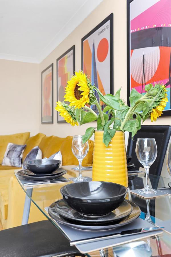 Charming 3 Bedroom House Short Term & Flexible Renting Canary Wharf With Free Wifi & Garden Londen