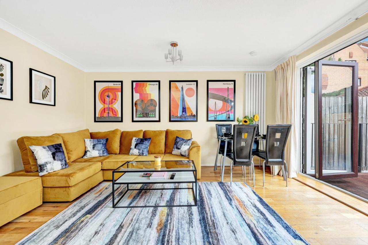Charming 3 Bedroom House Short Term & Flexible Renting Canary Wharf With Free Wifi & Garden Londen